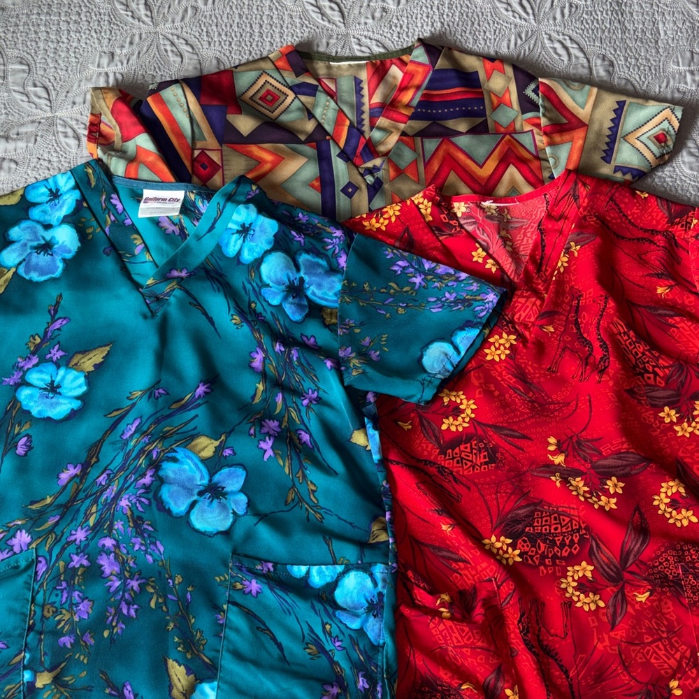 Uniform City Bundle of 3 Printed Scrub Tops Floral Geometric Artsy Giraffe Small
